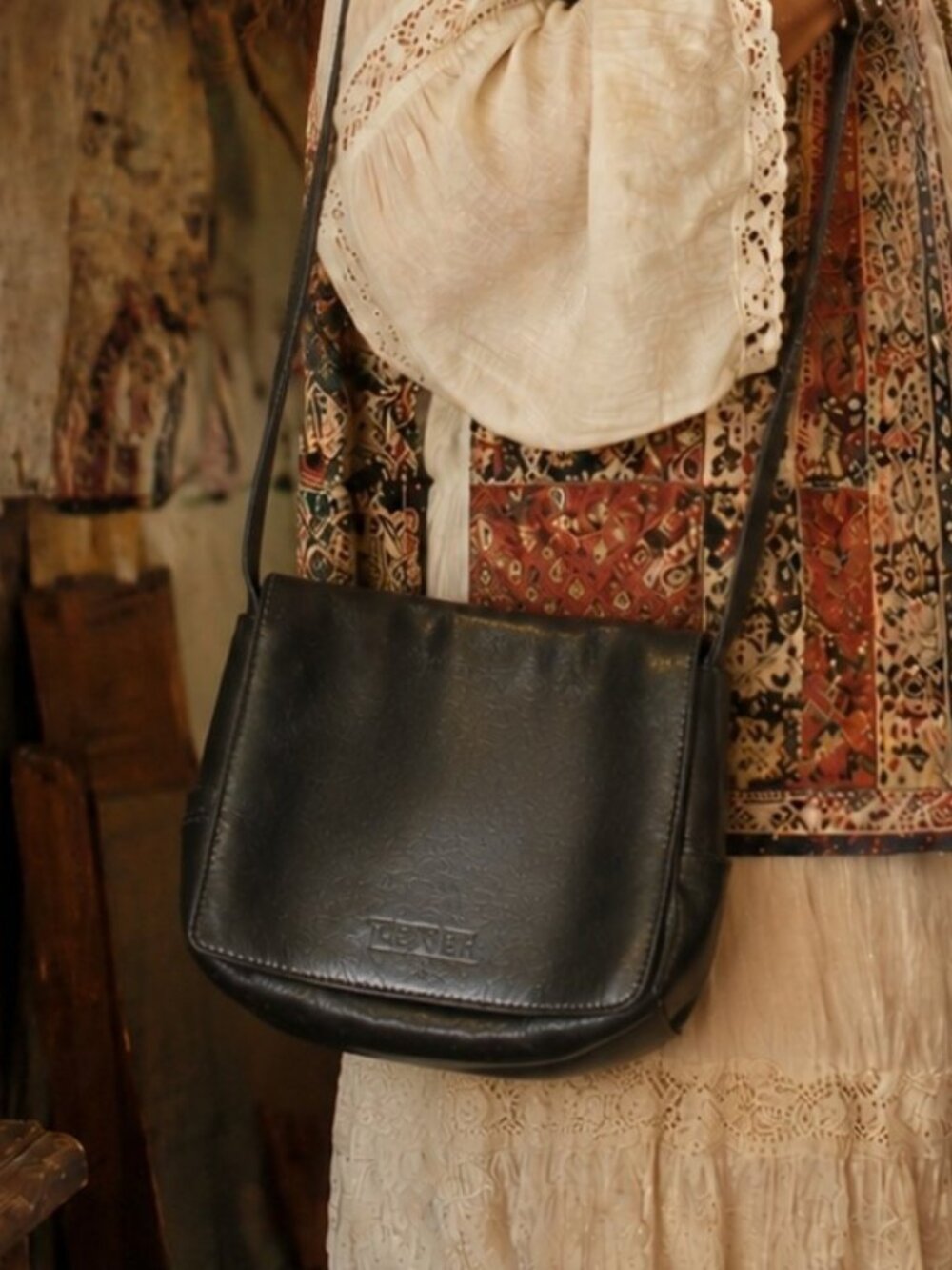 Texier Vintage Black Flap Over Leather Cross Body Shoulder Purse